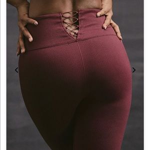 Seamless High-Waisted Statement Legging